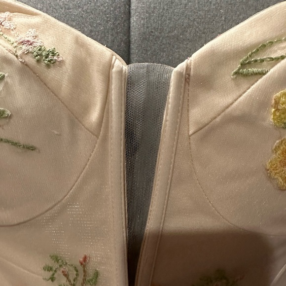 Cream colored beautiful tulle formal gown. Never worn or altered. - Picture 3 of 7